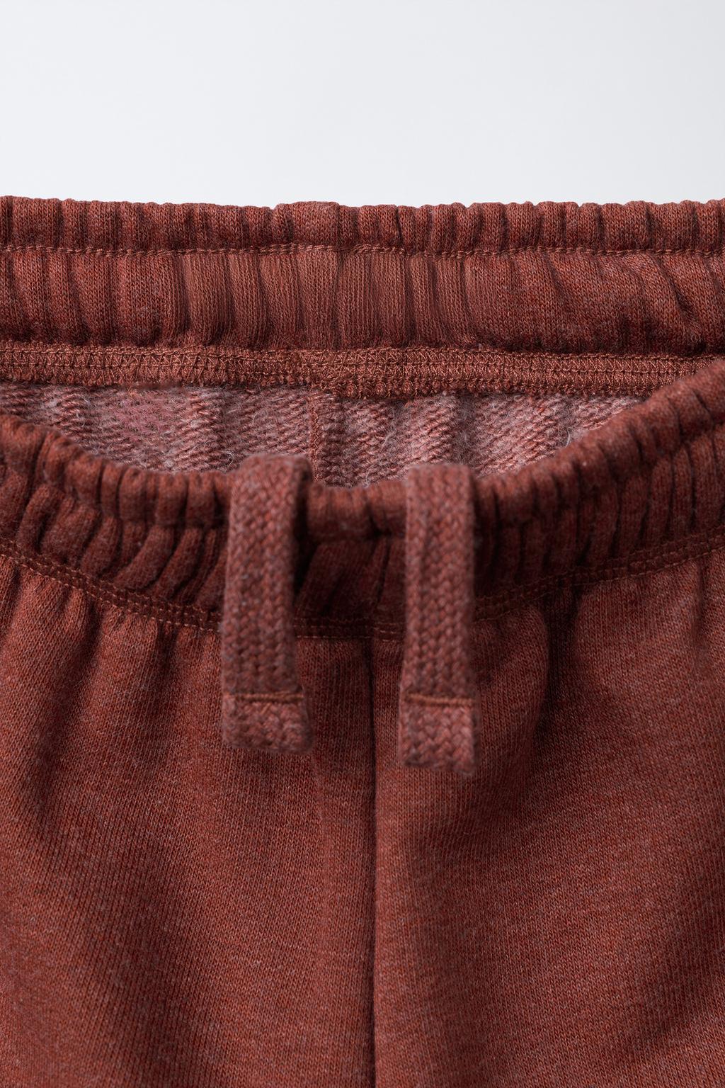 КОМПЛЕКТ ИЗ ТОЛСТОВКИ И БРЮК-ДЖОГГЕРОВ С ТЕКСТОВЫМ ПРИНТОМ