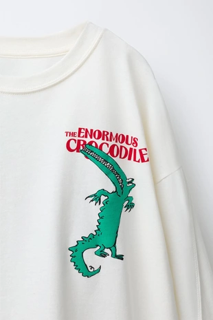 Футболка с принтом THE ENORMOUS CROCODILE ROALD DAHL ©- Заказать в России
