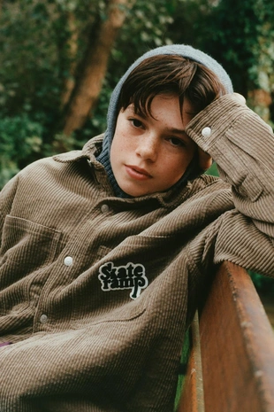 Вельветовая куртка-рубашка с деталями из искусственной овчины- Заказать в России