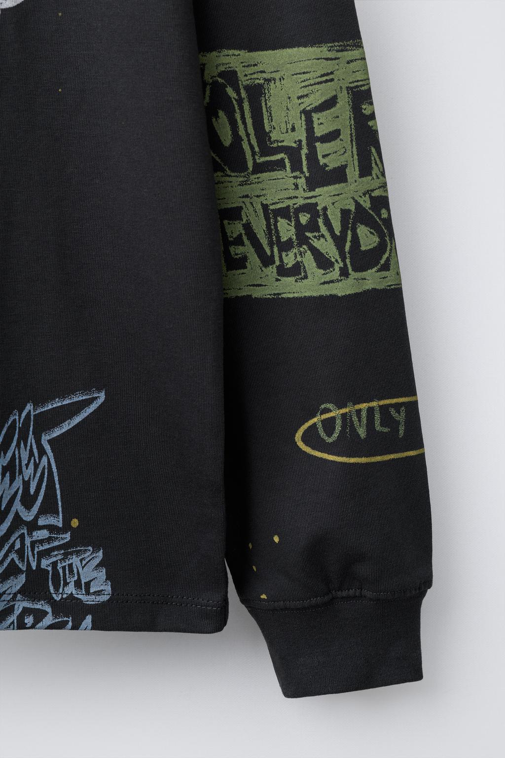 ФУТБОЛКА С ПРИНТОМ ГРАФФИТИ