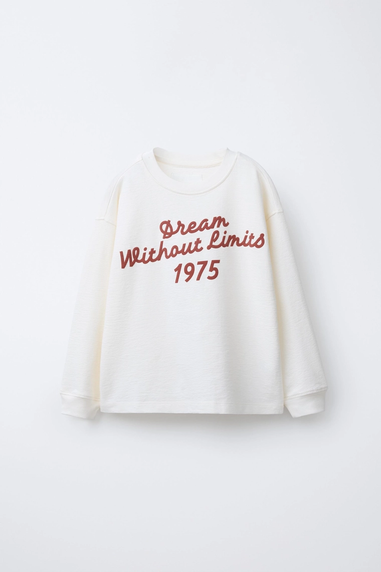 Футболка с лозунгом и структурой