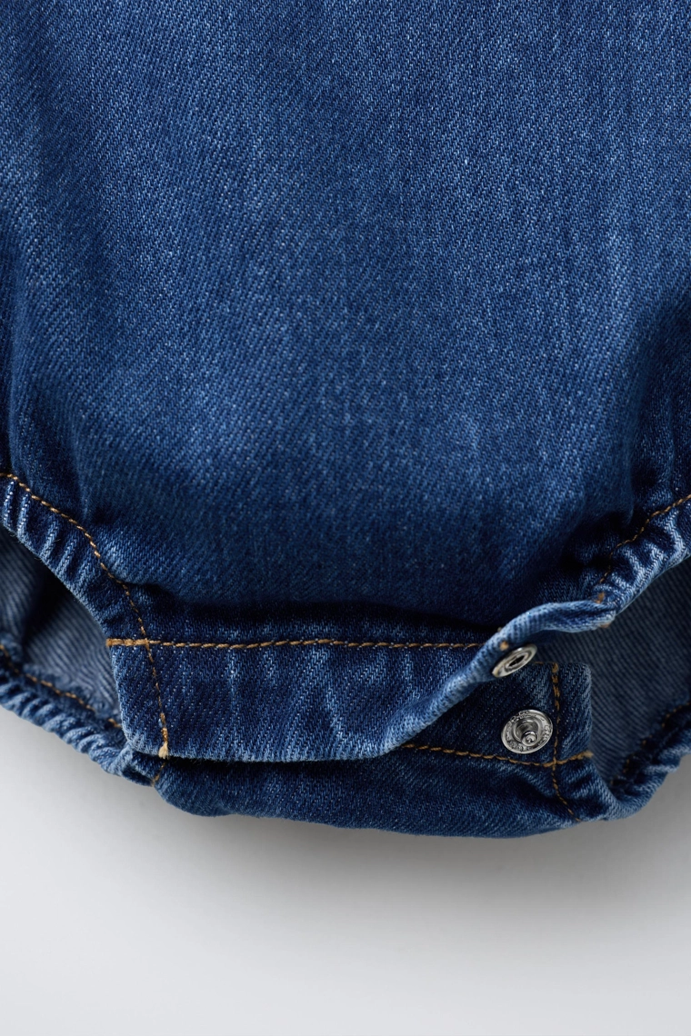 Джинсовый комбинезон со сторонней постановкой