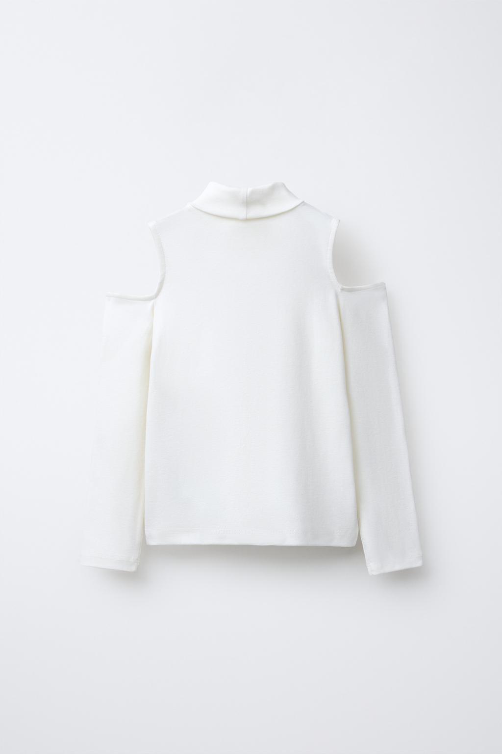 ФУТБОЛКА С ВЫРЕЗОМ И ВОРОТНИКОМ-СТОЙКОЙ