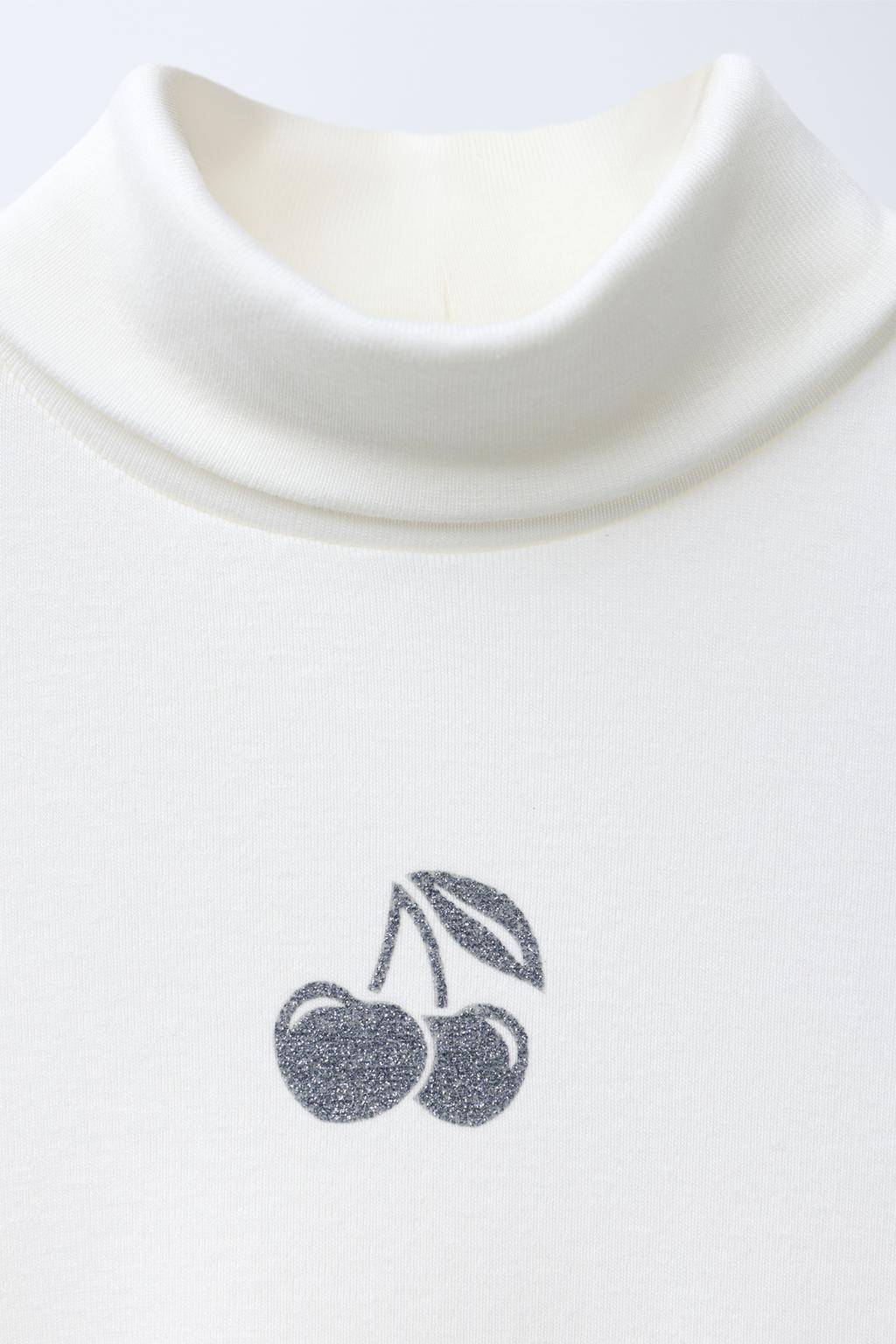 ФУТБОЛКА С ВЫРЕЗОМ И ВОРОТНИКОМ-СТОЙКОЙ