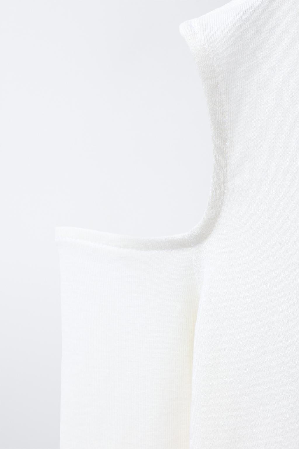 ФУТБОЛКА С ВЫРЕЗОМ И ВОРОТНИКОМ-СТОЙКОЙ