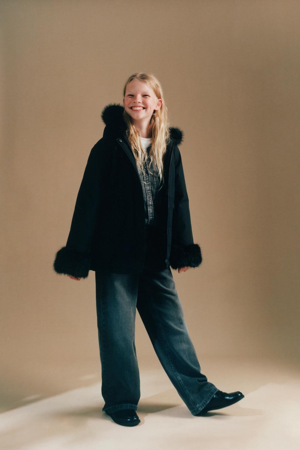 ПАРКА С КАПЮШОНОМ И ИСКУССТВЕННЫМ МЕХОМ