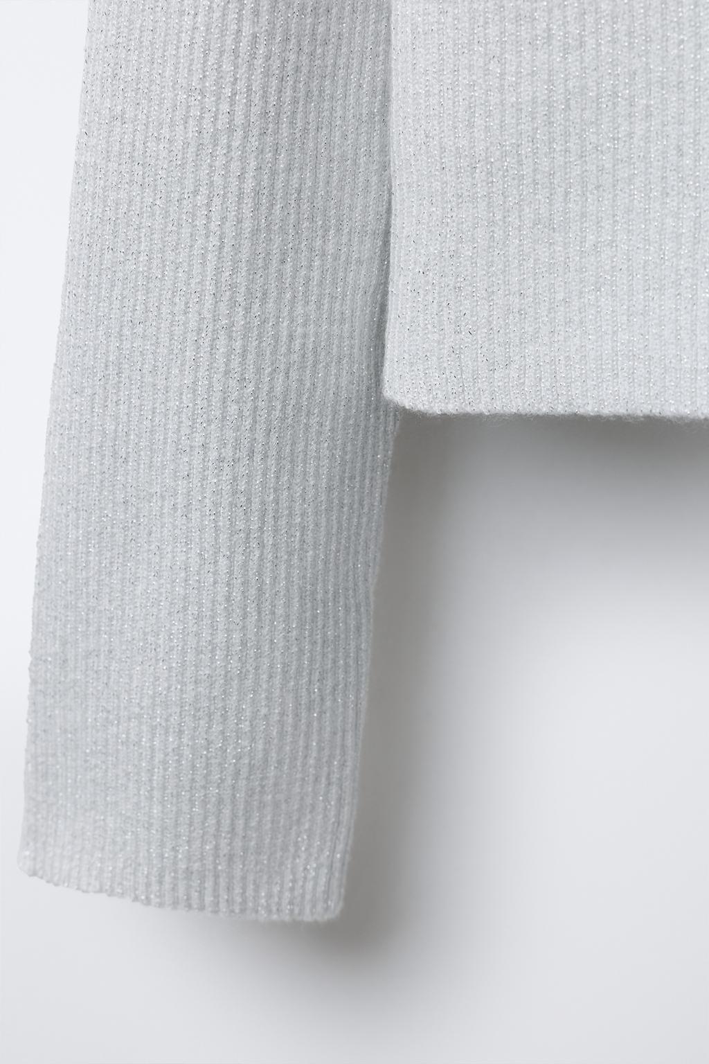 АСИММЕТРИЧНЫЙ СВИТЕР С БЛЕСТЯЩИМИ ДЕТАЛЯМИ