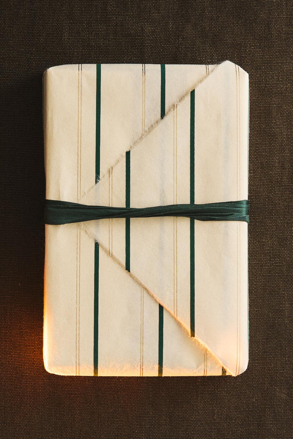 Бумажная упаковка для подарков на рождество с чередующимися полосами