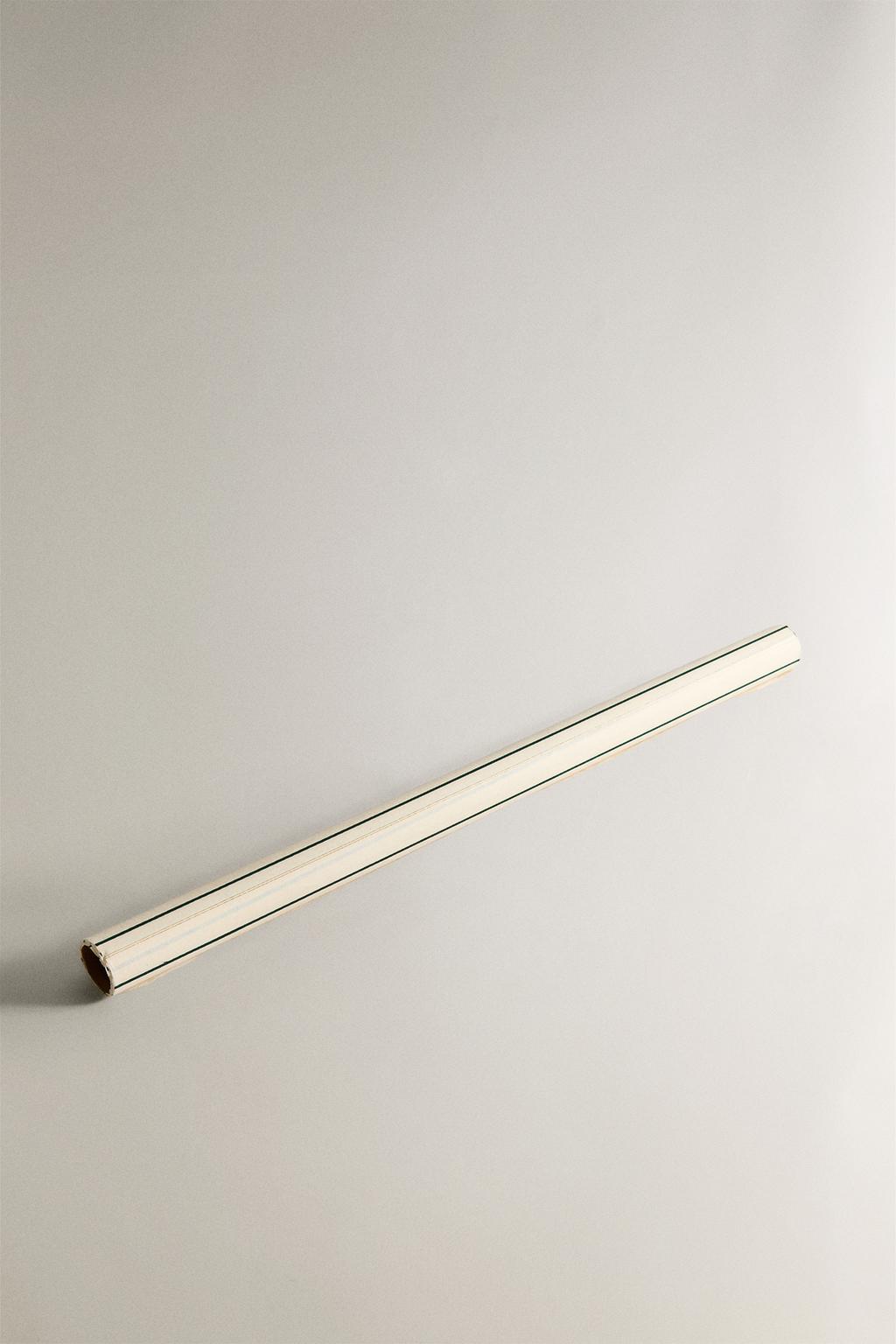 Бумажная упаковка для подарков на рождество с чередующимися полосами