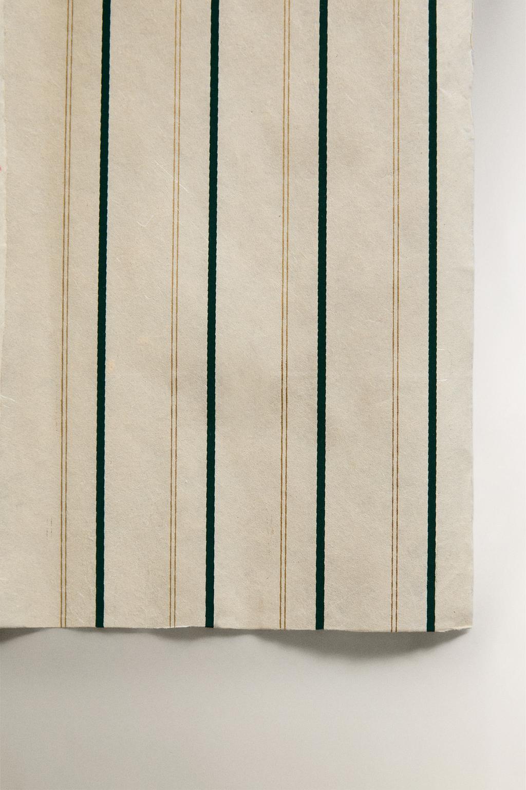 Бумажная упаковка для подарков на рождество с чередующимися полосами