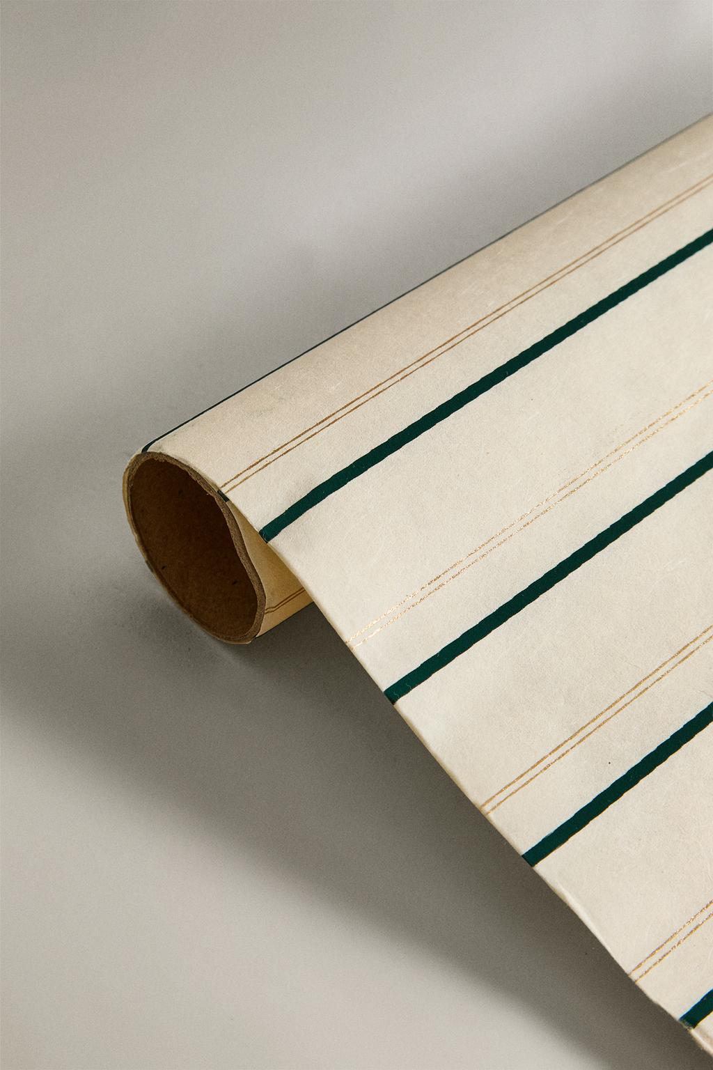 Бумажная упаковка для подарков на рождество с чередующимися полосами