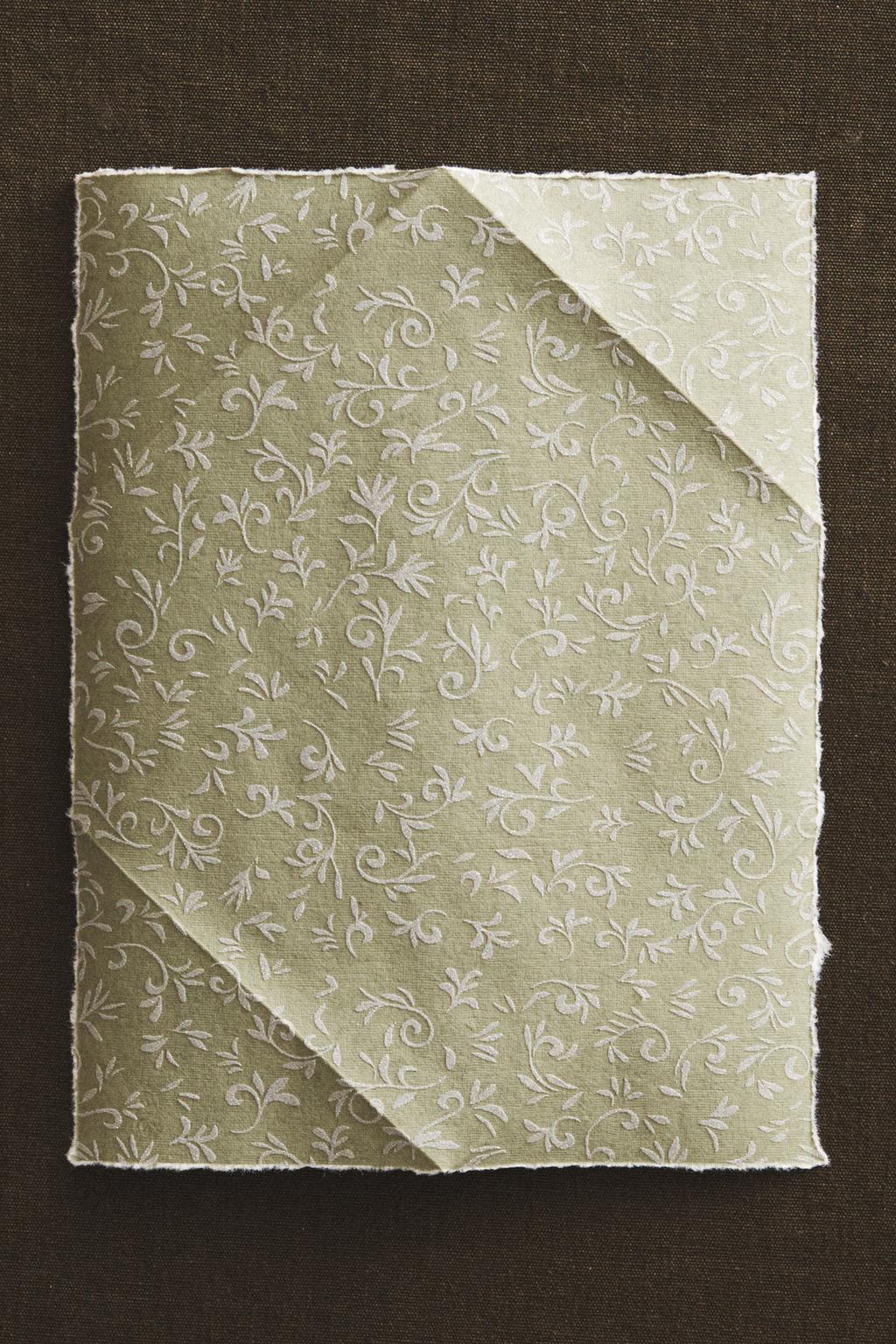 Зимняя блестящая упаковочная бумага с листьями