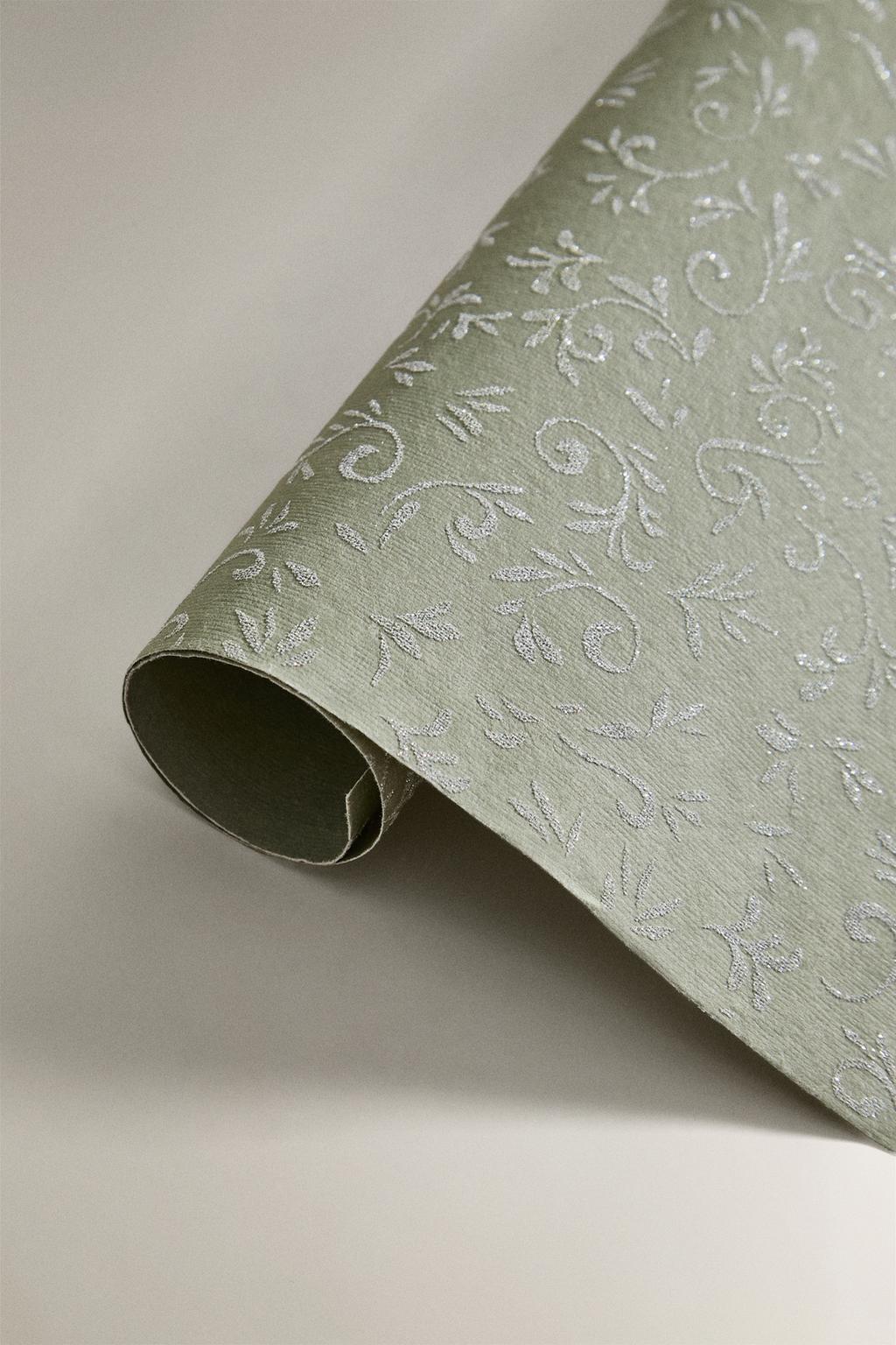 Зимняя блестящая упаковочная бумага с листьями