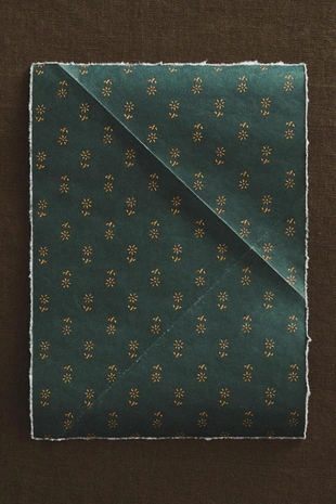 Праздничная глянцевая упаковочная бумага с цветочным узором- Заказать в России