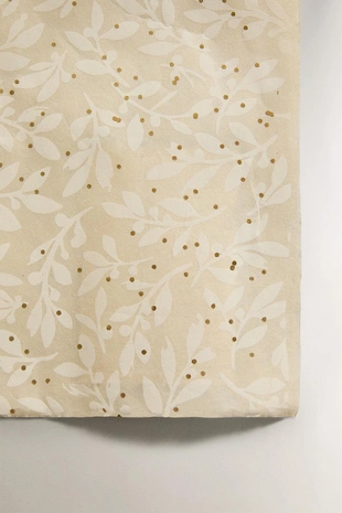 Бумага для упаковки подарков с изображением падуба и блестящих точек ZARA- Заказать в России