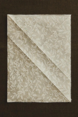 Бумага для упаковки подарков с изображением падуба и блестящих точек ZARA- Заказать в России