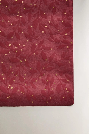 Бумажная упаковка с изображением омелы для рождественских подарков