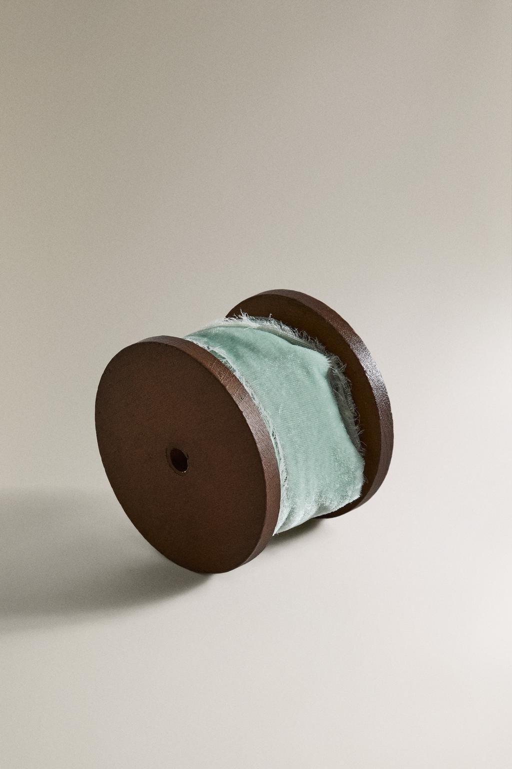 Ленточка из дарящего бархата со зазубренными краями на рождество