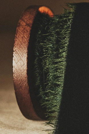 Лента из замши FRAYED VELVET CHRISTMAS GIFT- Заказать в России