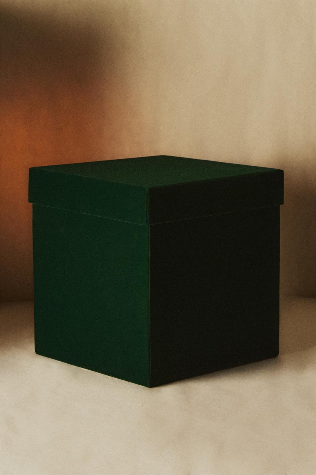 Зеленая бархатная квадратная новогодняя коробка