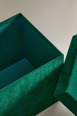 Зеленая бархатная квадратная новогодняя коробка- Заказать в России