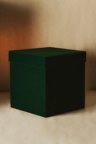 Зеленая бархатная квадратная новогодняя коробка- Заказать в России
