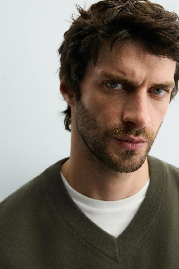 Водолазка из 100% шерсти с v-образным вырезом