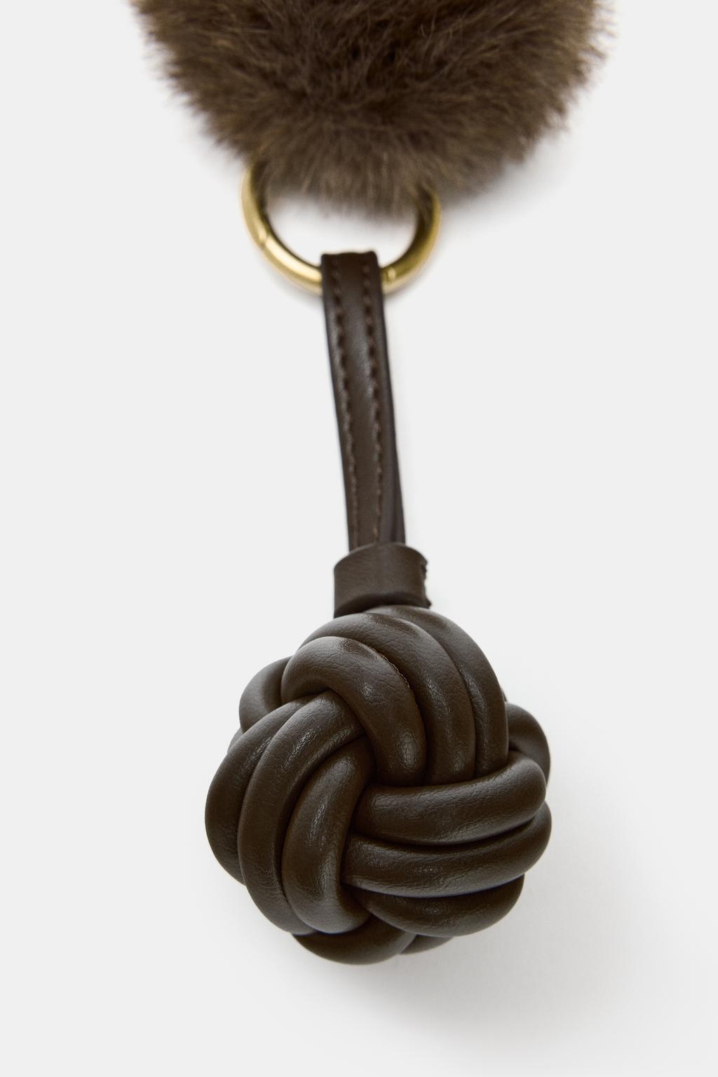 Пушистый брелок с узлом из искусственного меха