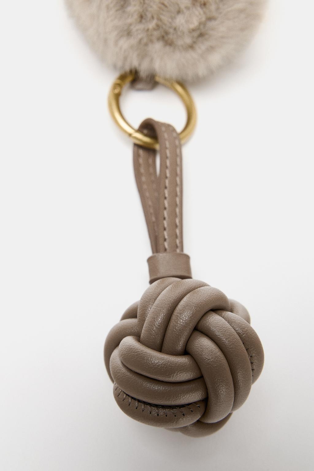 Пушистый брелок с узлом из искусственного меха