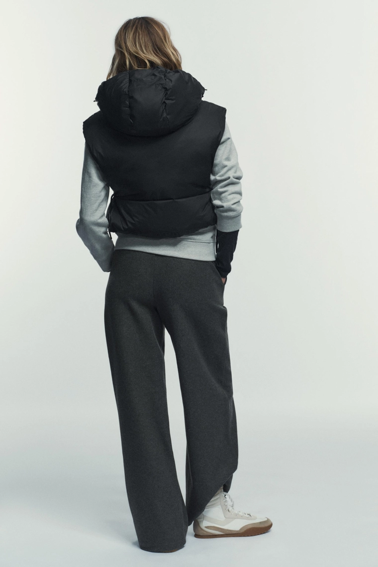 Пуховой жилет с завязками