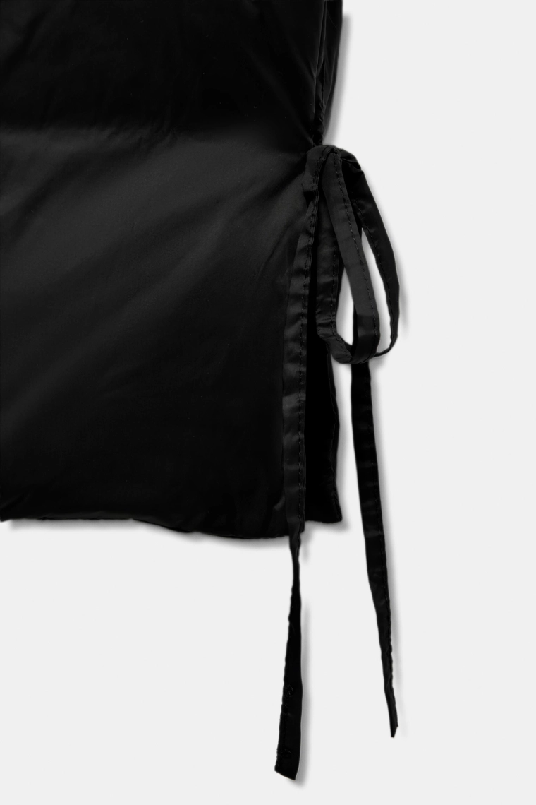 Пуховой жилет с завязками