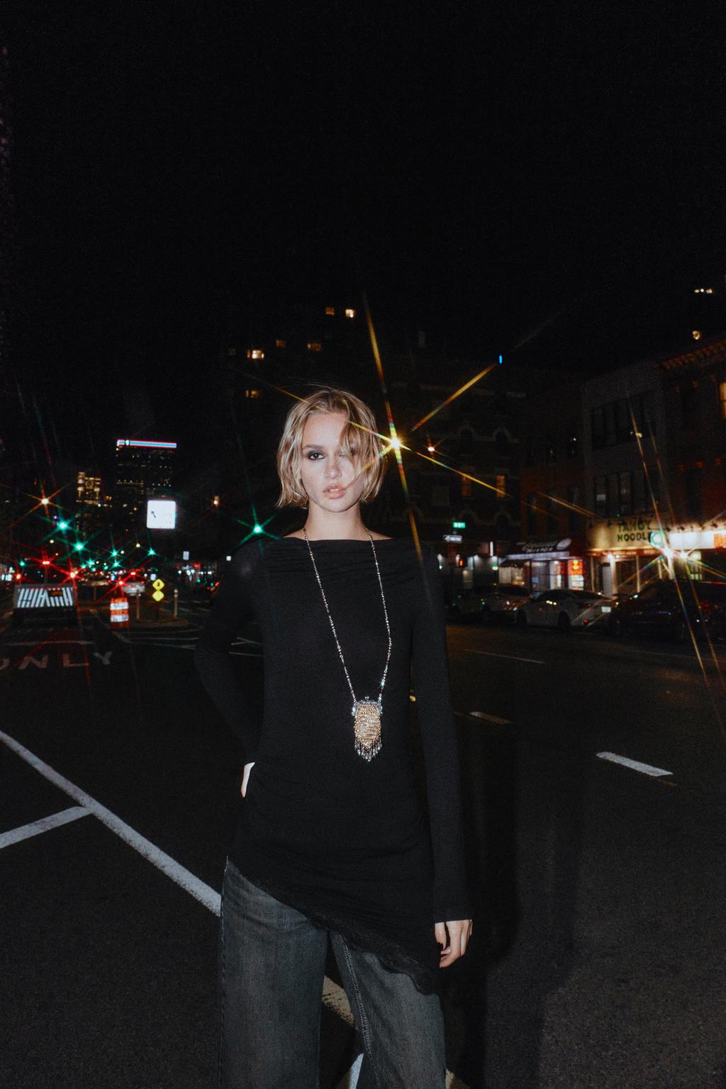 ФУТБОЛКА С АСИММЕТРИЧНЫМ НИЗОМ И КРУЖЕВОМ