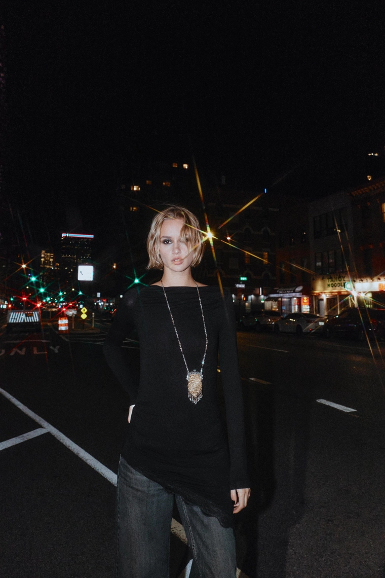 Футболка с асимметричным подолом и кружевом