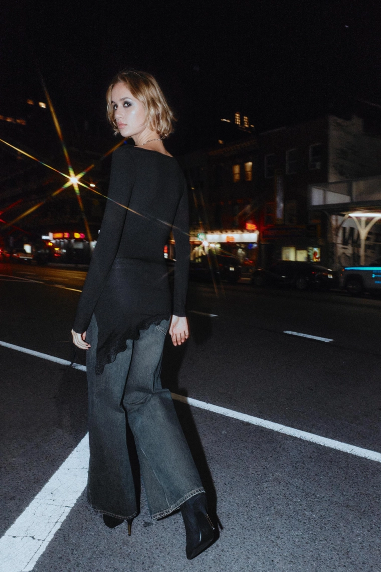 Футболка с асимметричным подолом и кружевом