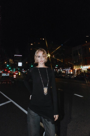 Футболка с асимметричным низом и кружевом- Заказать в России