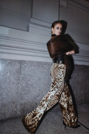 Атласные широкие брюки с ремнем- Заказать в России