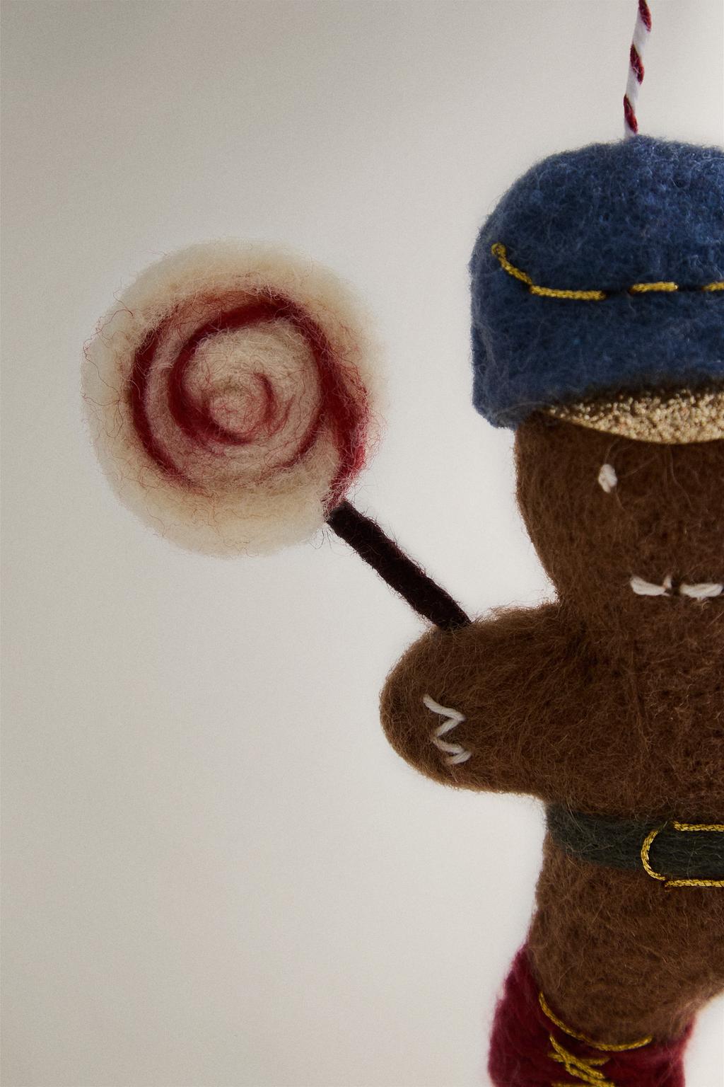 Фетровый новогодний украшенный пряник-человечек на елку