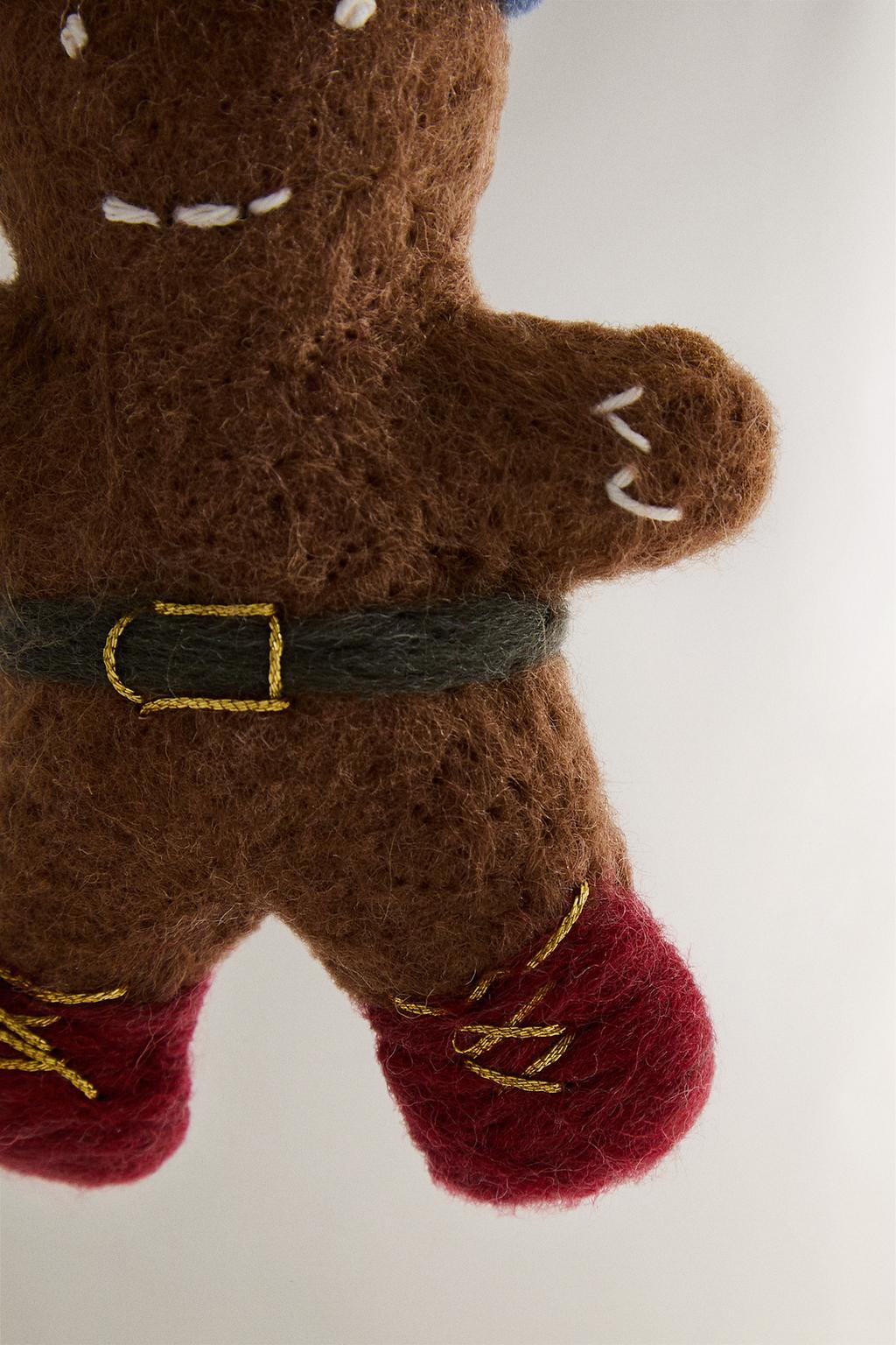 Фетровый новогодний украшенный пряник-человечек на елку