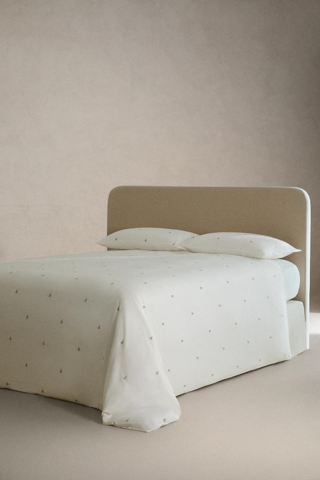 Покрывало из сатина с вышивкой рождественских елок