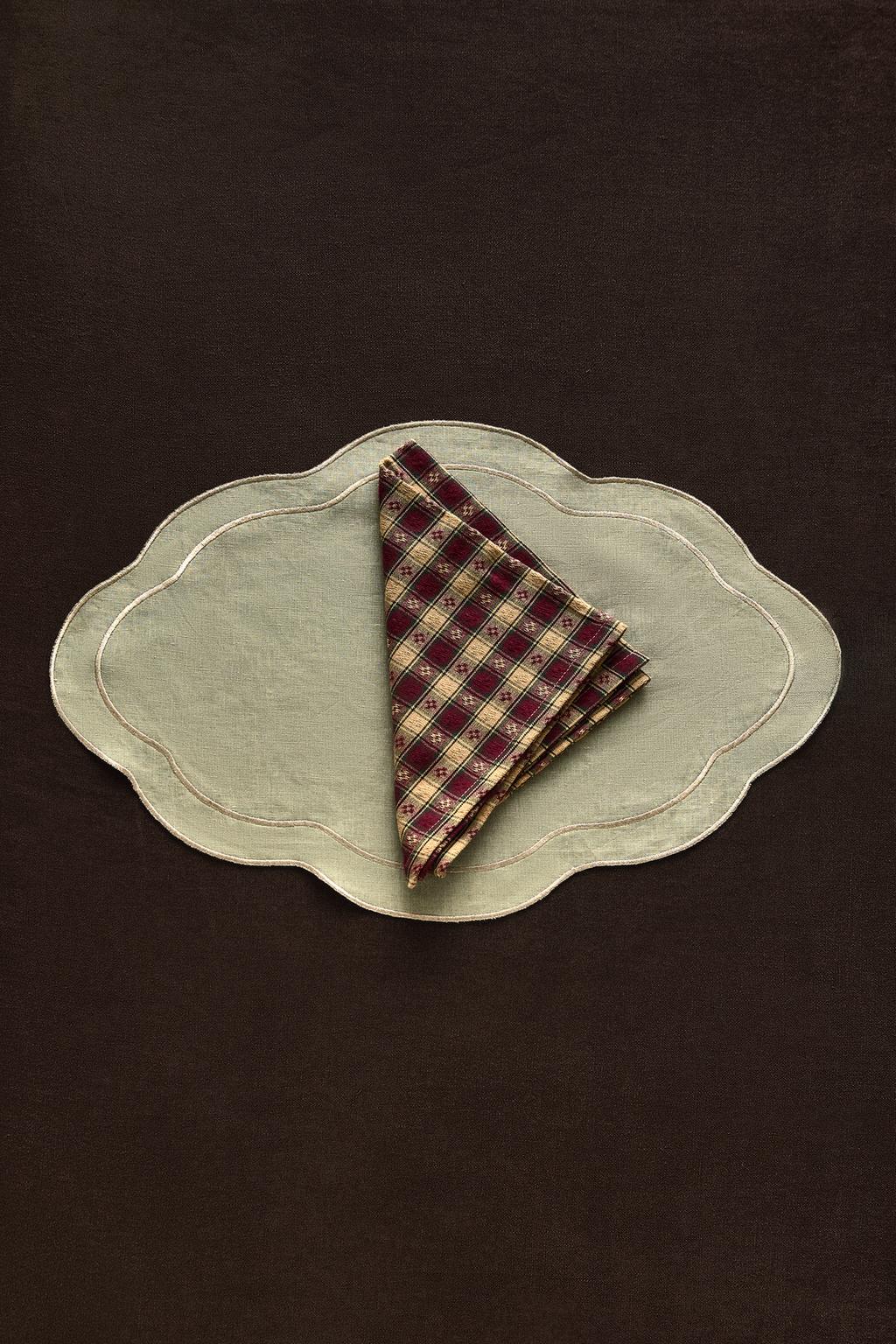 Льняная рождественская подставка с деталями из ниток