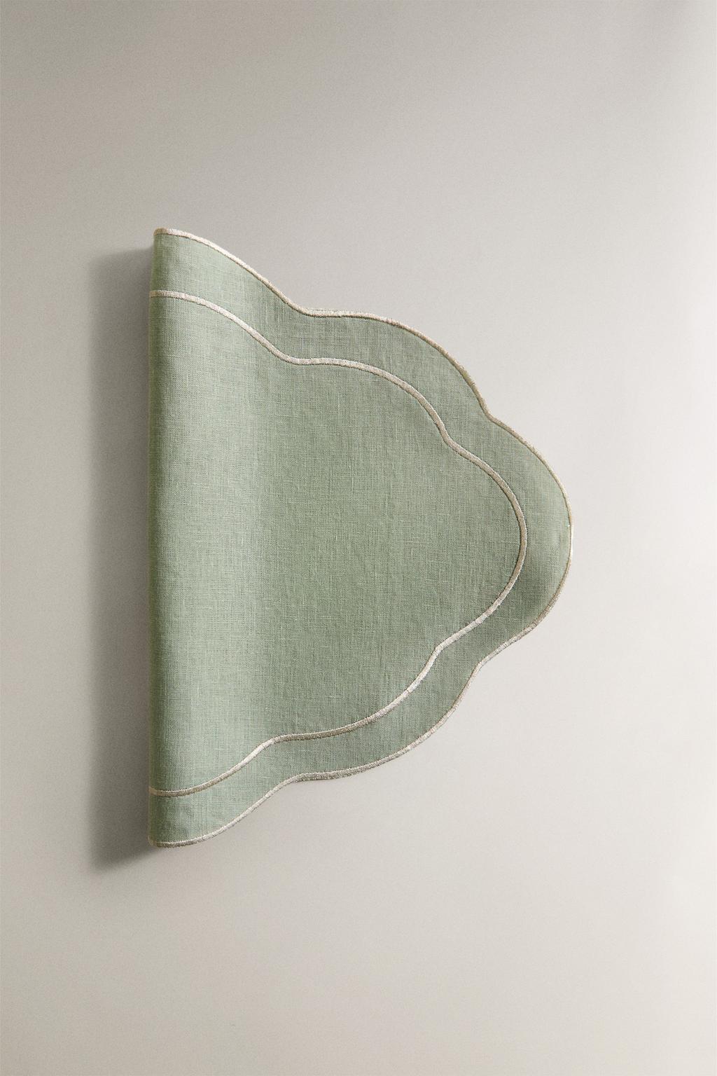 Льняная рождественская подставка с деталями из ниток