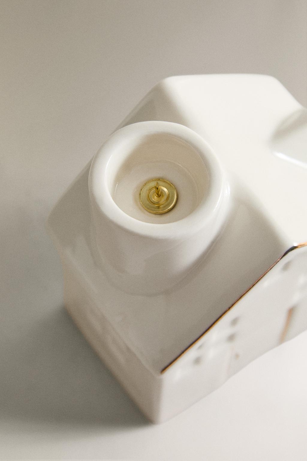 Светильник в форме домика для рождественских свечей с деталями на краю