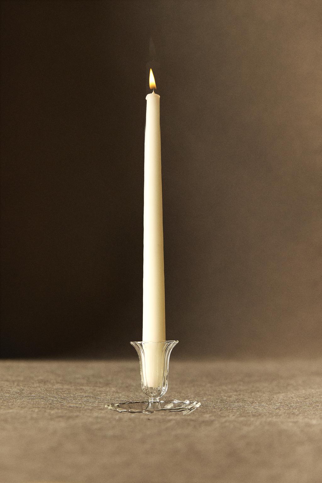 Свеча в стеклянном подсвечнике
