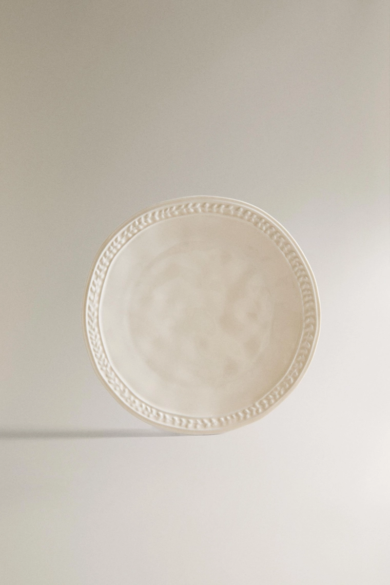 Керамическая десертная тарелка с рельефным дизайном