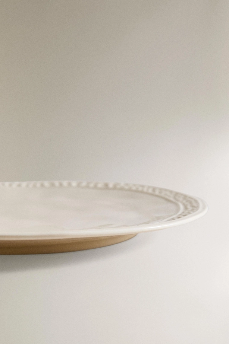 Керамическая десертная тарелка с рельефным дизайном