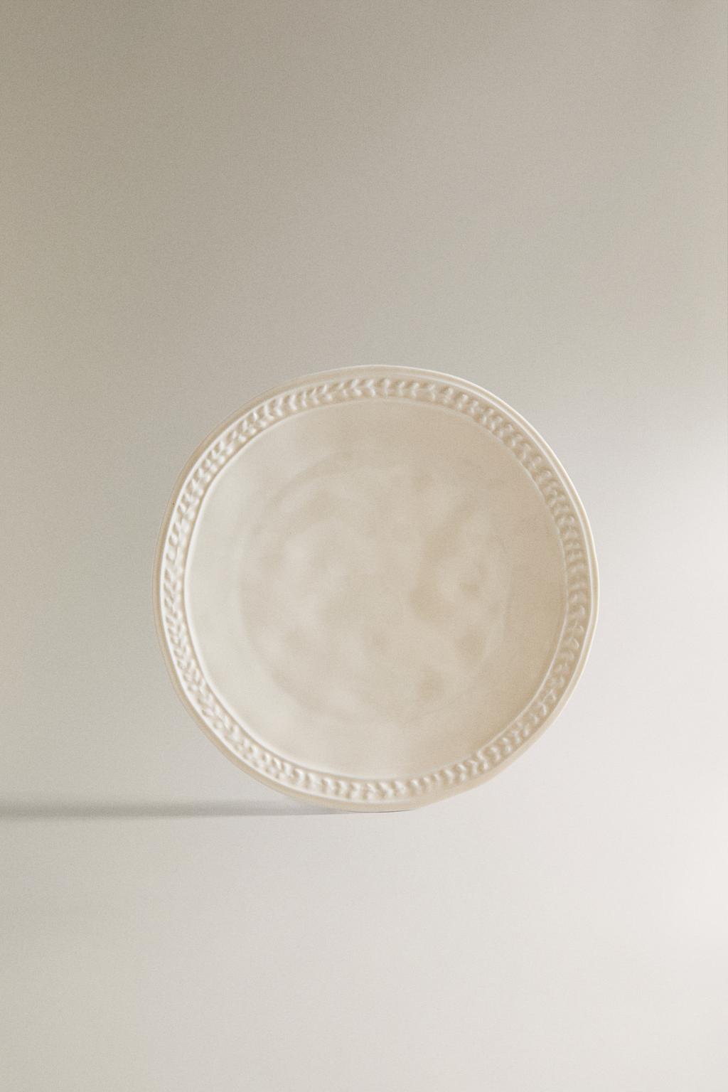 Сырница из каменной керамики с рельефом