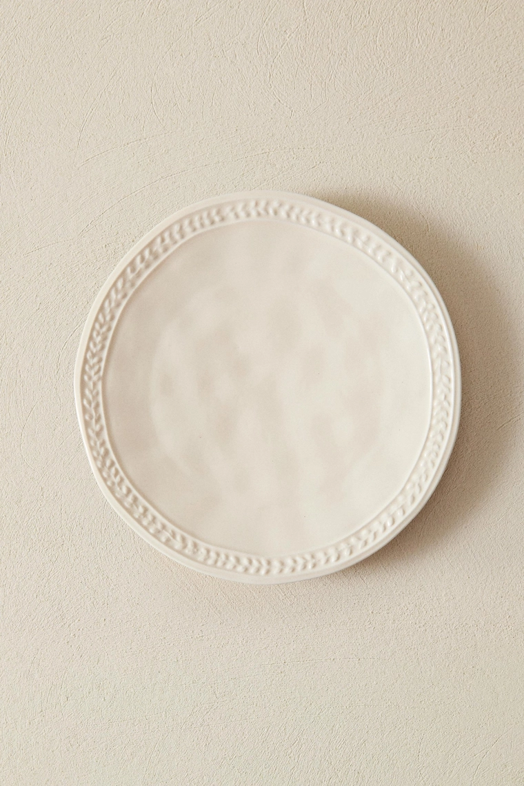Керамическая десертная тарелка с рельефным дизайном