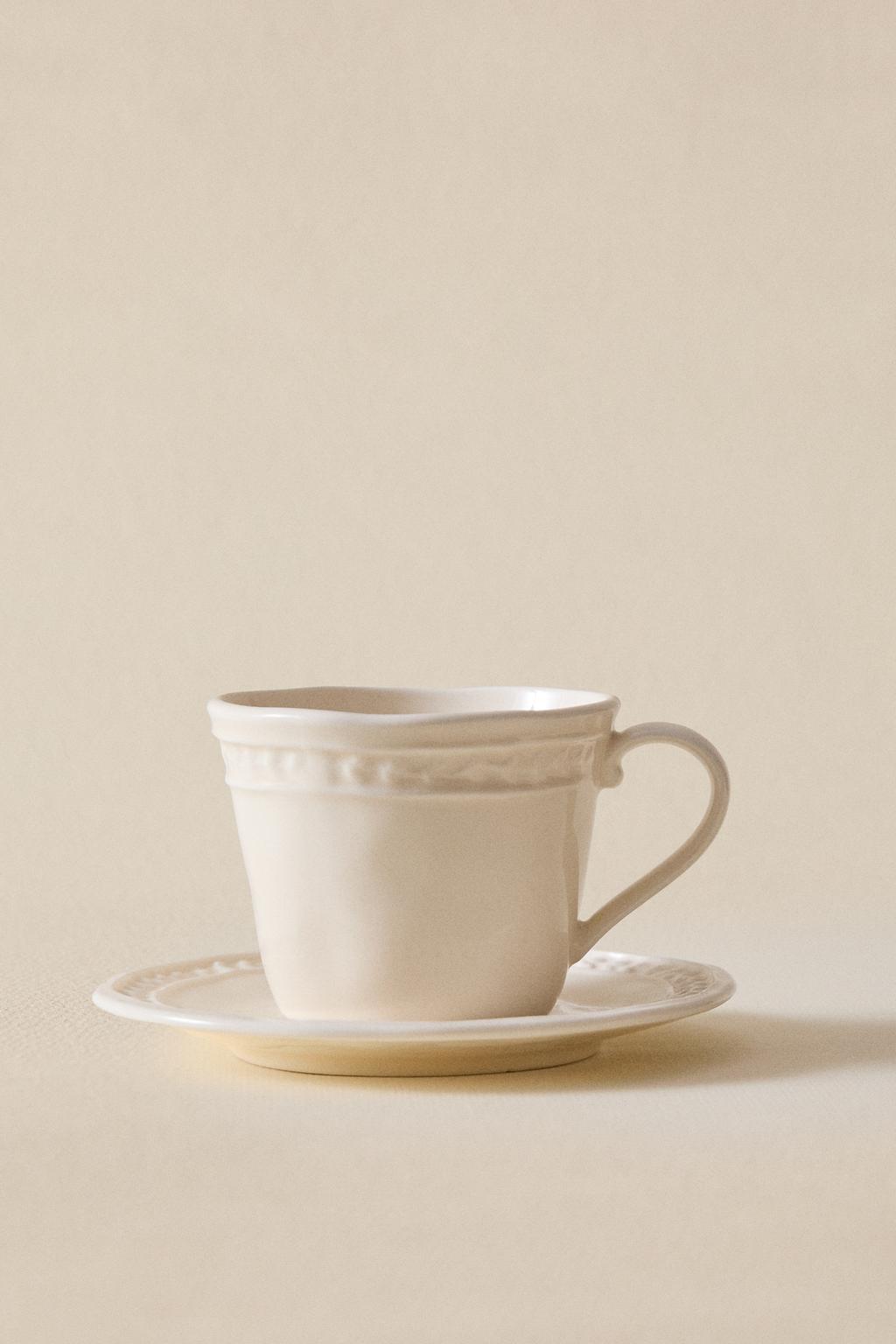 Чашка и блюдце из керамики с рельефным узором