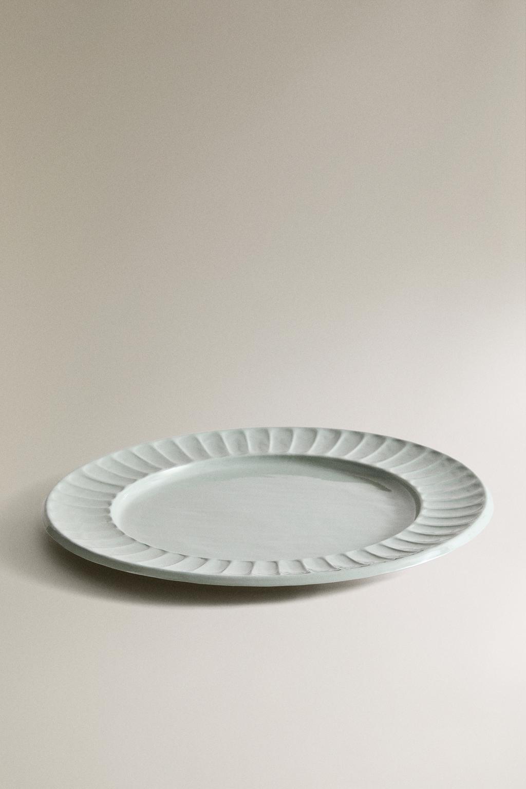 Металлическое сервировочное блюдо круглой формы