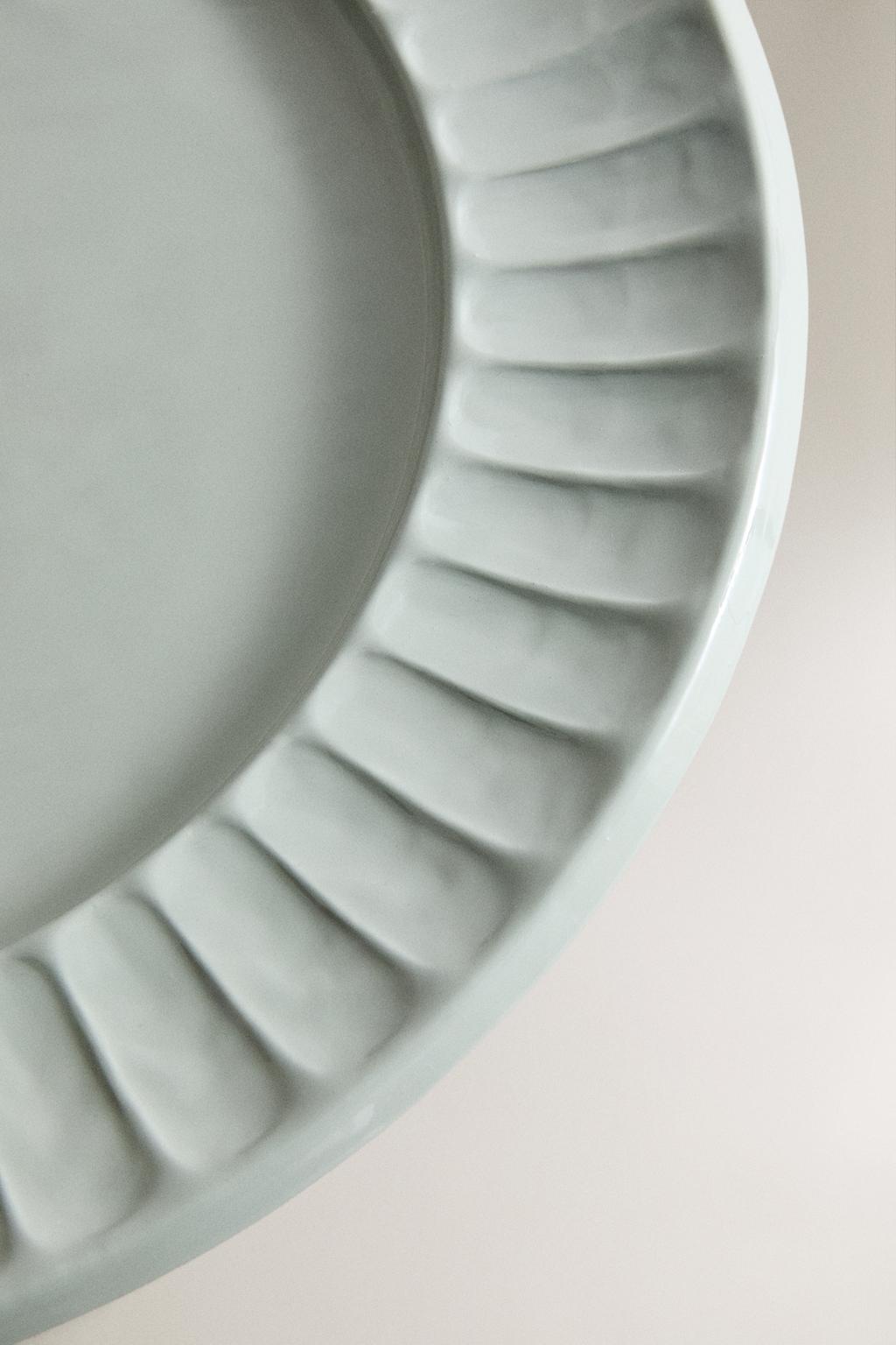 Металлическое сервировочное блюдо круглой формы